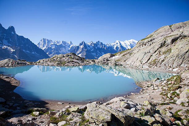 vista del monte bianco vuoto vicino di chamonix sul lago - savoia foto e immagini stock