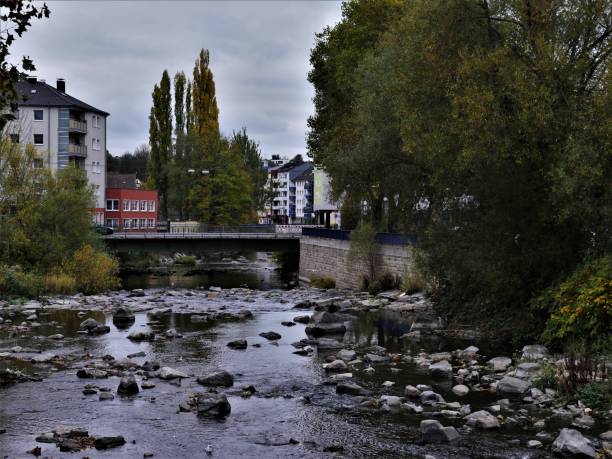 vista sul fiume volme, ponte märkischer ring street - scholz foto e immagini stock