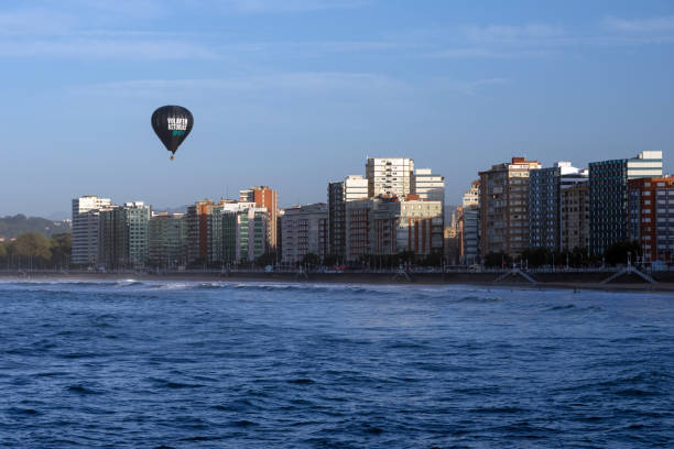 觀看吉洪聖洛倫索海灘與熱氣球,阿斯圖里亞斯,西班牙。 - luis lorenzo 個照片及圖片檔
