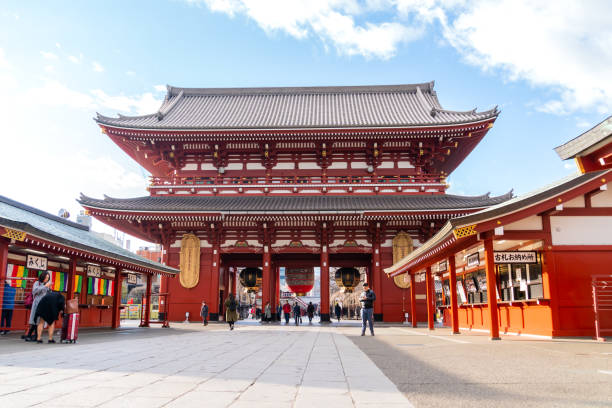 観光客や旅行者の群衆と一緒に浅草寺の眺めは、浅草寺で、浅草エリアの雷門の場所を見つけます, 東京で最も有名な寺院, 日本 - 初詣 ストックフォトと画像