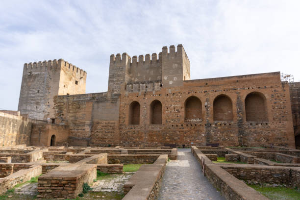 vista de la fortaleza de la alcazaba y el barrio castrense en el palacio de la alhambra compelx en granada - alhambra fotografías e imágenes de stock
