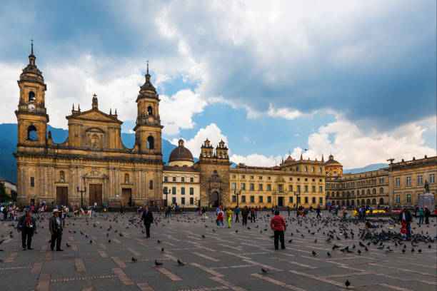 vista de la plaza de bolívar con la catedral arzobispado de bogotá, en el fondo en la ciudad de bogotá, colombia - plaza de bolívar bogotá fotografías e imágenes de stock