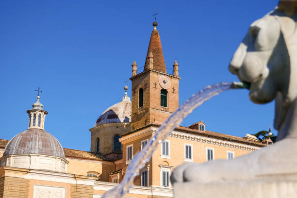 una vista sulla chiesa di santa maria del popolo nel centro storico di roma - piazza del popolo foto e immagini stock