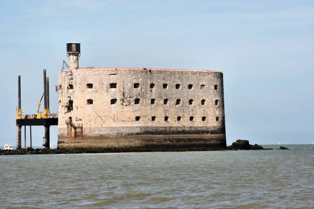 une vue sur le fort boyard, au large des côtes françaises - fort boyard photos et images de collection