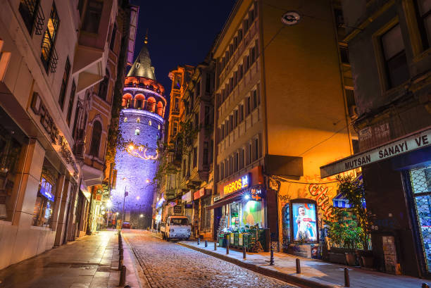 uitzicht op de galata toren bij nacht - karaköy istanbul stockfoto's en -beelden