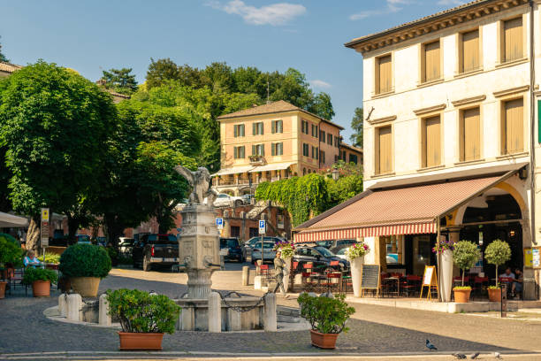 vista della piazza principale dell'antico borgo di asolo in estate, treviso, italia - asolani foto e immagini stock