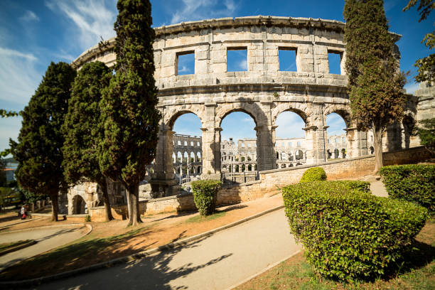 vista del anfiteatro romano en pula - croacia. - fotografía imágenes fotografías e imágenes de stock