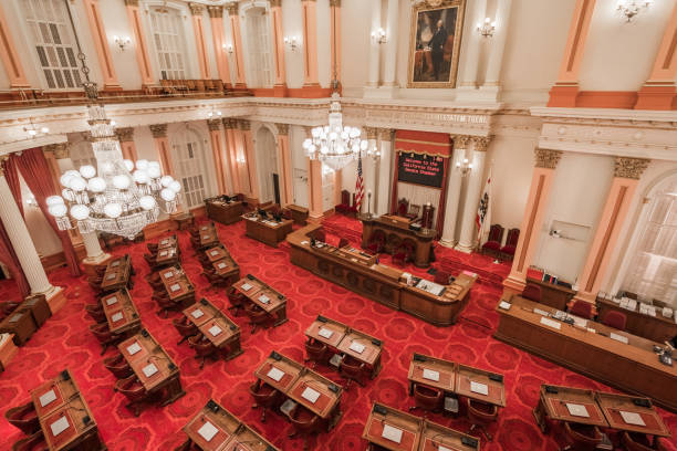 vista de la sala de la asamblea del senado ubicada en el histórico edificio del capitolio del estado de california, sacramento - senate fotografías e imágenes de stock