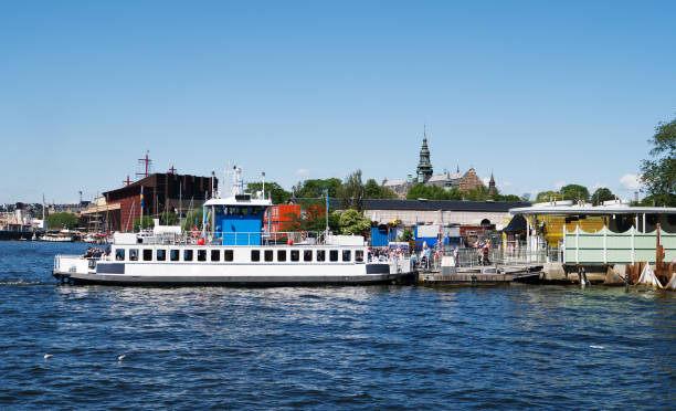 blick auf das sightseeing-boot in stockholm im sommer. - vasa museum stock-fotos und bilder