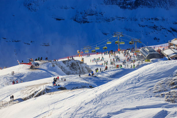 blick auf das skigebiet jungfrau wengen - alpen unscharf winter stock-fotos und bilder