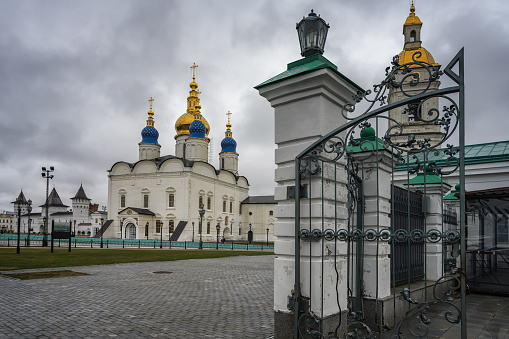 曇りの秋の日のトボリスククレムリン(シベリア、ロシア)の眺め。 - ストックフォト・写真素材...