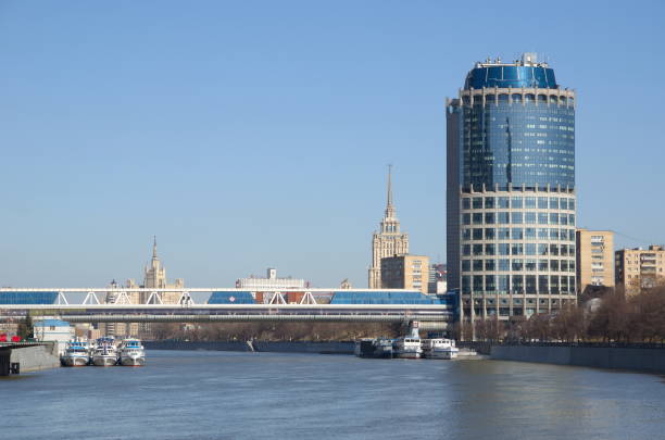 вид на "башню 2000" и торгово-пешеходный мост "багратион", москва, россия - shevchenko стоковые фото и изображения