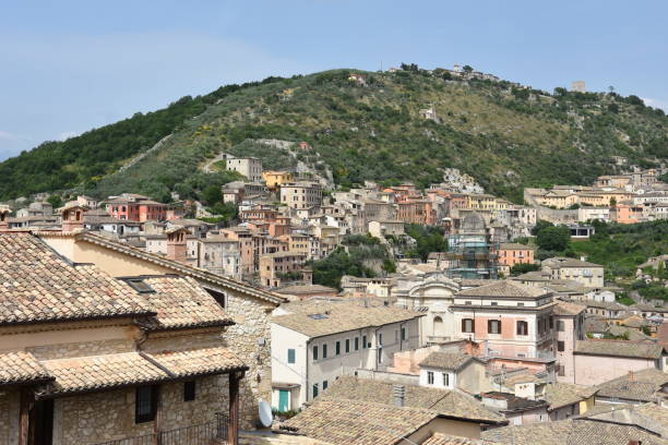 veduta della città di arpino, nel centro italia - frosinone foto e immagini stock