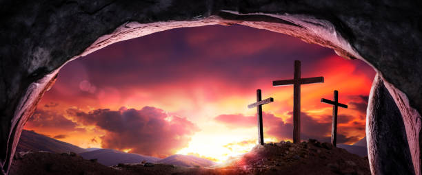 vue de trois croix en bois et lever de soleil de tombeau ouvert - mort et résurrection de jésus-christ - good friday background photos et images de collection