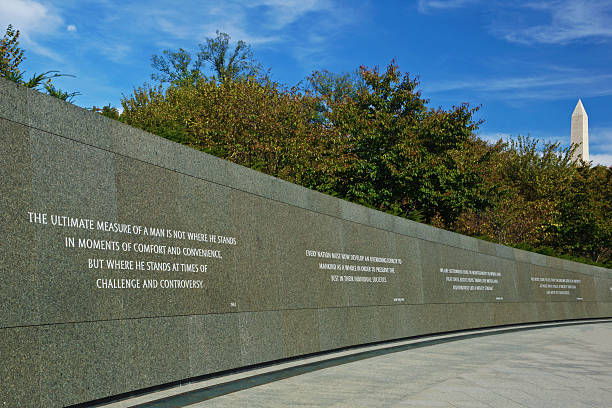 widok na pomnik waszyngtona z mlk memorial plaza - martin luther king zdjęcia i obrazy z banku zdjęć