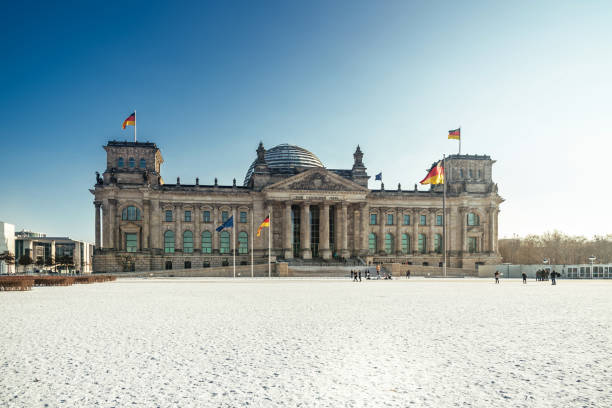 bekijk op berlijn reichstag in de sneeuw - berlin snow stockfoto's en -beelden