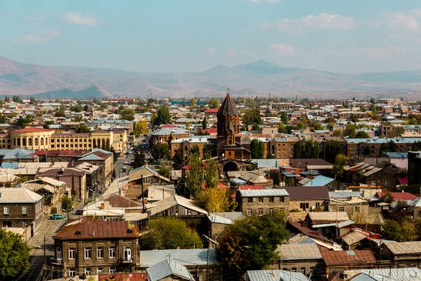 mening op de stad gyumri, armenië met de koepel van de kerk tegen de achtergrond van de bergen - armenia stockfoto's en -beelden