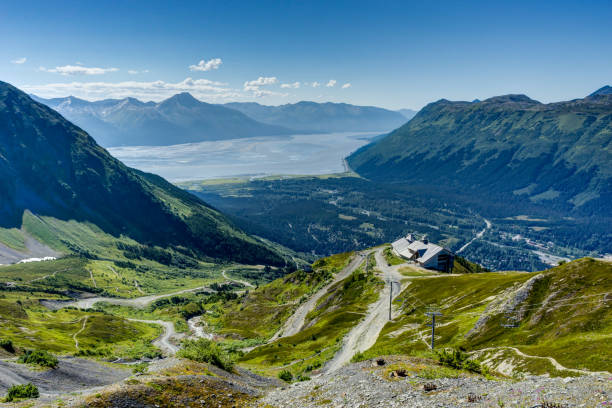 vista da e verso il monte alyeska in alaska stati uniti d'america - semeru foto e immagini stock