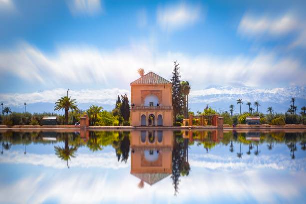 viewpoint of menara gardens in marrakesh, morocco - marrakech desert imagens e fotografias de stock