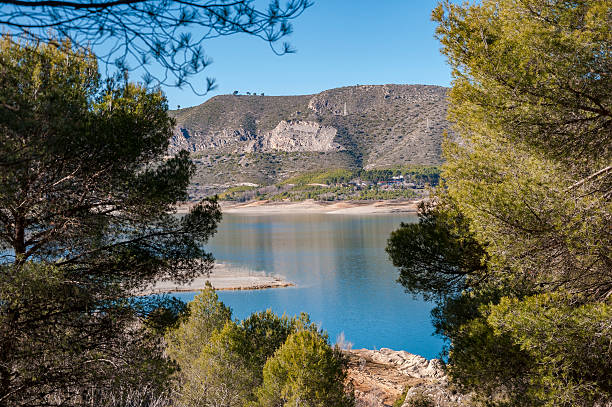 views of buendia reservoir - buendia 個照片及圖片檔