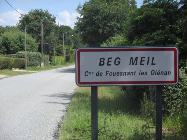village entrance sign "beg meil" bretagne finistère france - panneau village photos et images de collection