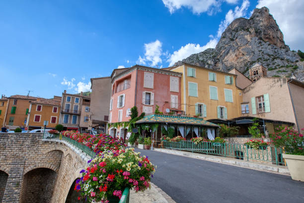 프랑스 의 가장 아름다운 마을 의 원인, 마을 무스티에 생트 마리, 프로방스 - 알프스 코트 다쥐르, 프랑스 - digne 뉴스 사진 이미지