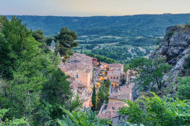 moustiers-sainte-marie köyü, provence, provence-alpes-cote d'azur, fransa, fransa'nın en güzel köylerinin üyesi - digne stok fotoğraflar ve resimler