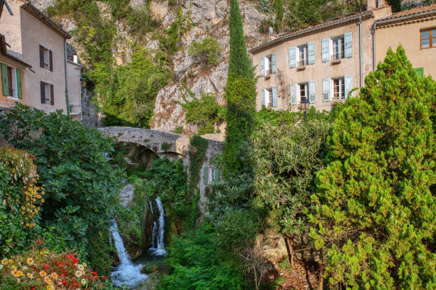 moustiers-sainte-marie köyü, provence, provence-alpes-cote d'azur, fransa, fransa'nın en güzel köylerinin üyesi - digne stok fotoğraflar ve resimler