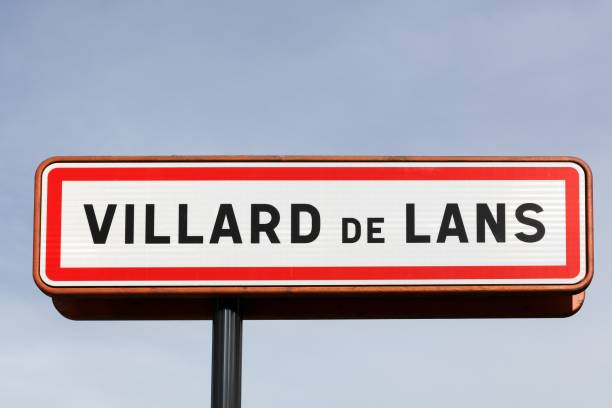 panneau de signalisation de ville de villard de lans en france - panneau village photos et images de collection