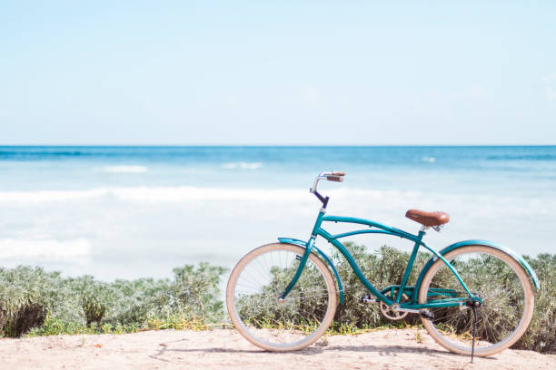 vintage fiets voor de caribische zee - fietsen strand stockfoto's en -beelden