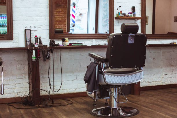 vintage sessel im barbershop - friseurschere fotos stock-fotos und bilder