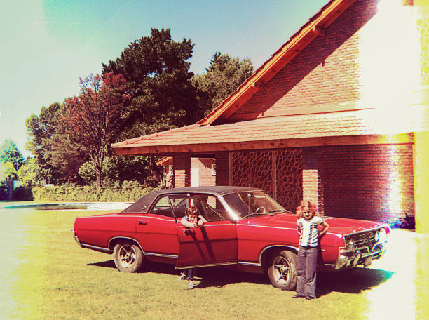 vintage foto von kindern, die um ein auto spielen - auto fotos stock-fotos und bilder