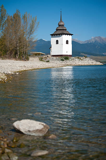 jungfrau maria kirche tower in der nähe des dam liptovska mara, slowakei - mary mara stock-fotos und bilder
