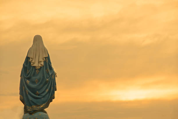 scena al tramonto con statua della vergine maria - madonna foto e immagini stock