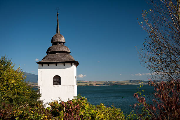 iglesia de la virgen maría torre cerca de liptovska mara, eslovaquia - mary mara fotografías e imágenes de stock