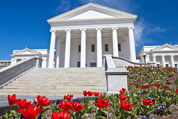 Virginia State Capitol In Richmond, VA During The Spring The State Capitol Building Located In Downtown Richmond, Virginia. It Was Built In 1788. virginia us state stock pictures, royalty-free photos & images