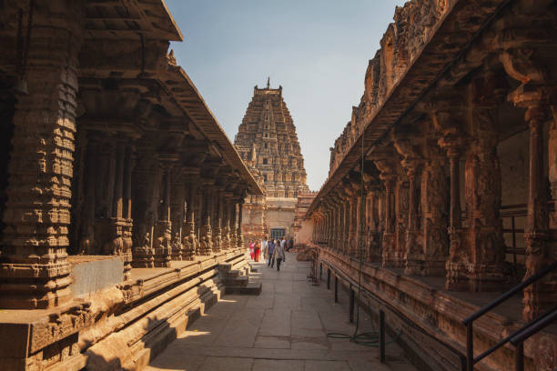 tempel van de virupaksha in hampi, karnataka, india - hampi stockfoto's en -beelden