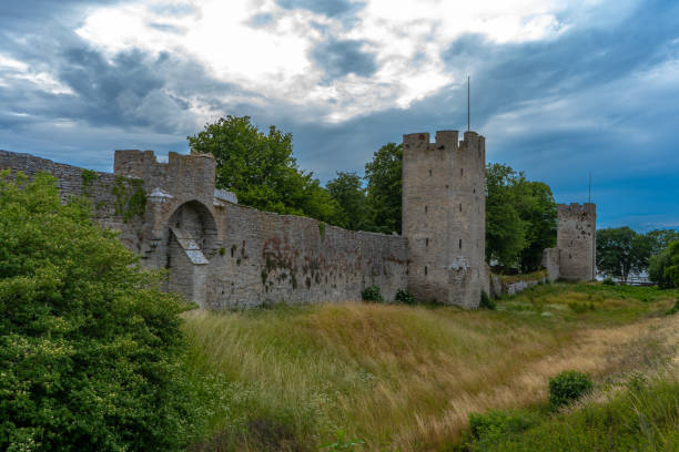 visby gamla stadsmur. foto av medeltida arkitektur. gotland. - gotland bildbanksfoton och bilder