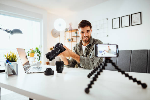 vlogger menjelaskan trik kamera dan memberikan saran cara mengatur kamera anda - video marketing potret stok, foto, & gambar bebas royalti