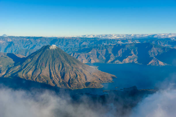 聖佩德羅火山在阿蒂特蘭湖在瓜地馬拉的高地-聖地牙哥村和聖佩德羅, 你可以看到-空中景觀 - pedro 個照片及圖片檔