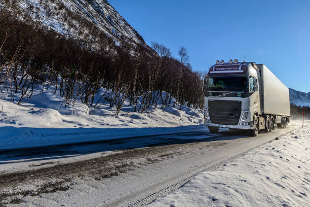 caminhão de frete volvo fh 540 em uma paisagem de inverno no norte da noruega - caminhoes volvo - fotografias e filmes do acervo