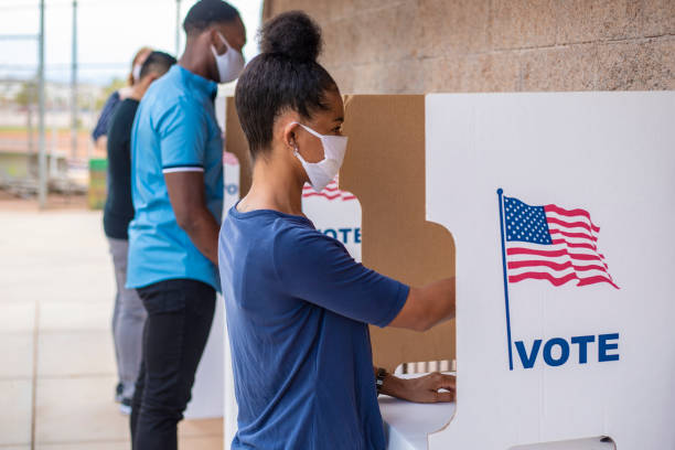 Voting Waiting in line and voting. 2020 stock pictures, royalty-free photos & images