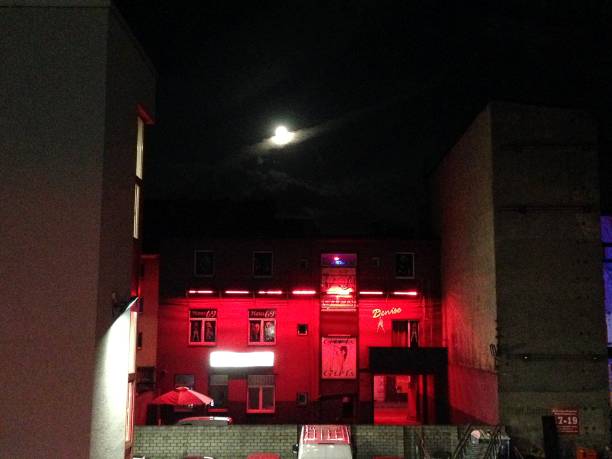 Район красных фонарей Вулканштрассе ночью в Дуйсбурге, Германия - Сток карт...