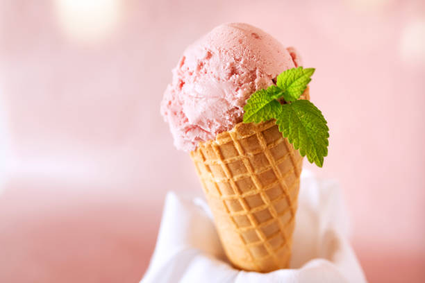 waffle with strawberry ice cream - strawberry ice cream imagens e fotografias de stock