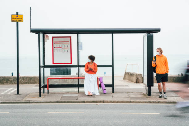 ожидание на автобусной остановке - sunderland стоковые фото и изображения