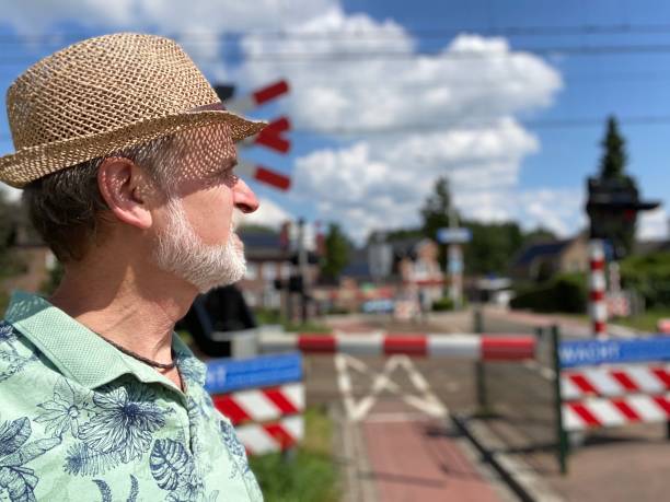 wachten op de trein - pensioen nederland stockfoto's en -beelden