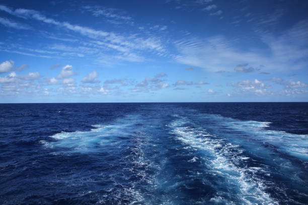 nasleep van een schip over de atlantische oceaan, op een mooie dag. - atlantische oceaan stockfoto's en -beelden