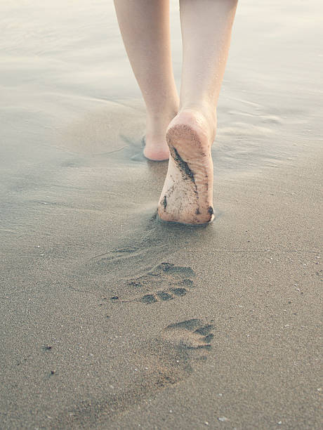 walk along the beach - voeten in het zand stockfoto's en -beelden