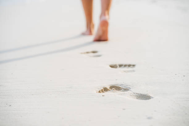 blootsvoets in zand wandelen - voeten in het zand stockfoto's en -beelden