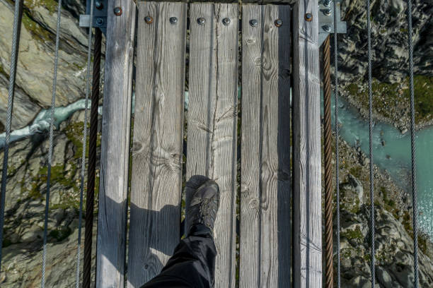 gehen auf einer hängebrücke - triftgletscher stock-fotos und bilder